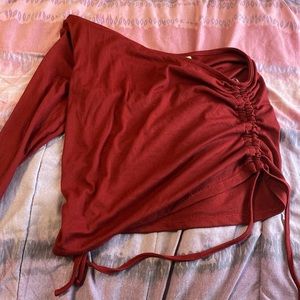 Somewhat cropped single sleeve shirt. Can scrunch up sides to fit comfortably.